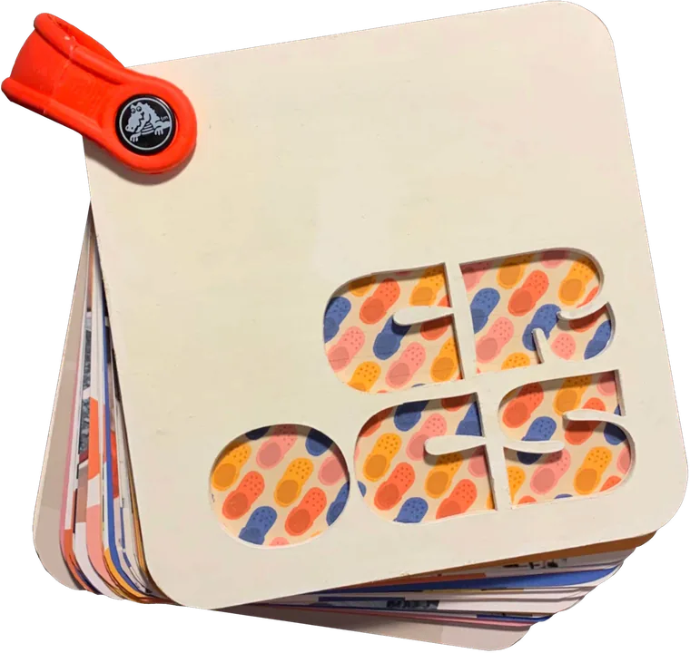 Libro Crocs con cubierta calada y una correa naranja