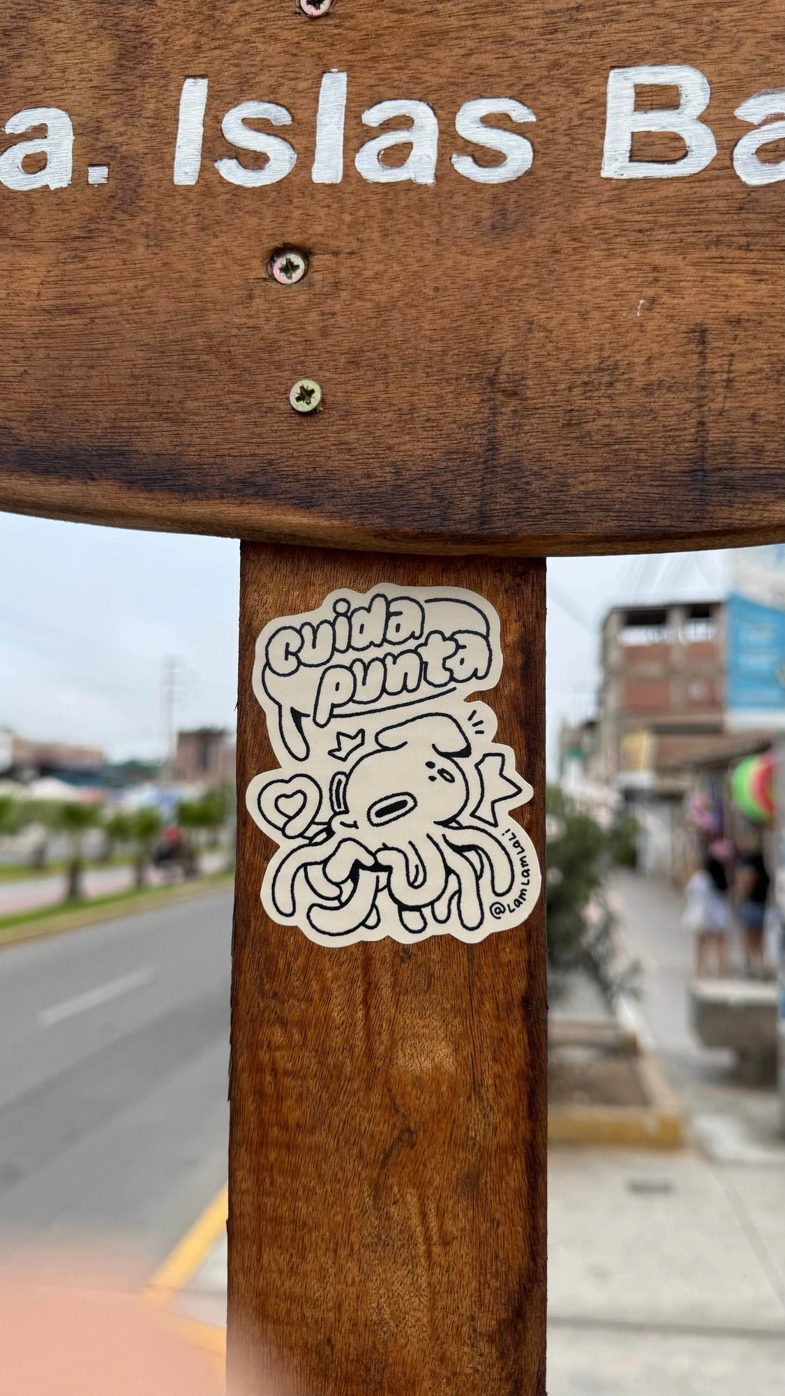 Sticker colocado frente al mar